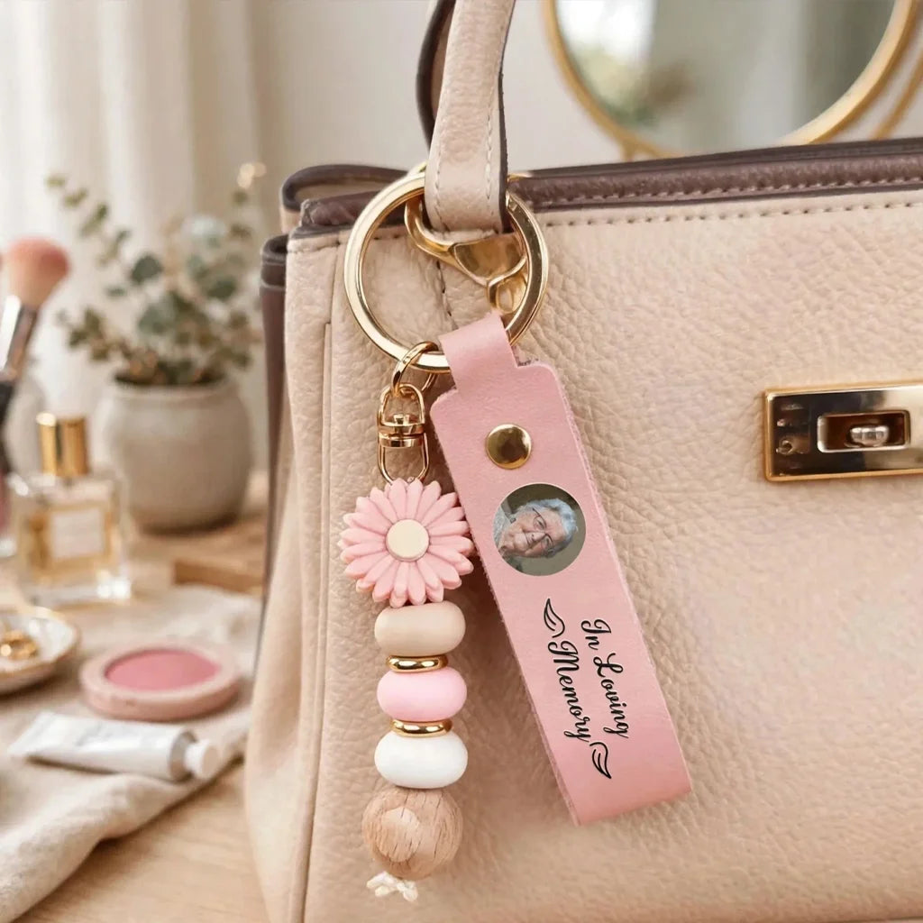 In Loving Memory PU Leather Daisy Keychain, Personalized Pink Floral Keepsake, Creative Gift for Family to Carry Daily