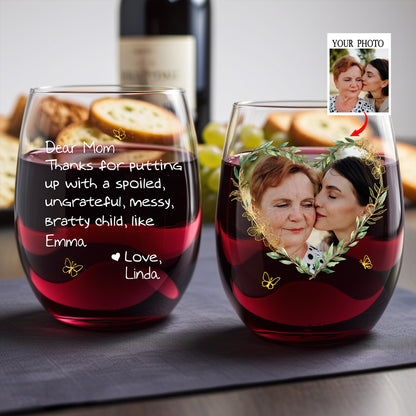 Dear Mom, Thanks for Putting Up with Me – Funny and Personalized Wine Glass with Heart-Shaped Photo, Customizable with Names, Perfect Gift for Mother’s Day or Family Celebration