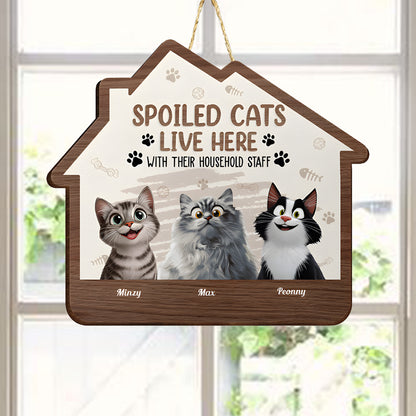 Spoiled Cats Live Here – Fun Wooden Sign with Customizable Pet Names for Cat Lovers