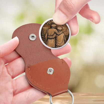 Personalized Pocket Hug for Wife, Retro Embracing Couple Love Token, Unique Romantic Gift