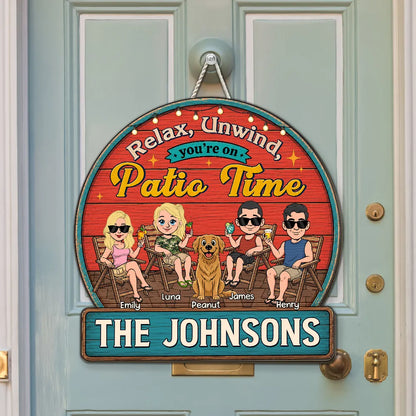 Personalized Wooden Sign with Lounging Patio Family & Dog Scene, Unique Creative Gift for Families