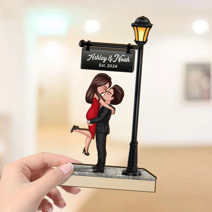 Romantic Couples Wooden Plaque – Hugging Under the Streetlight, Perfect Gift for Anniversary or Valentine’s Day