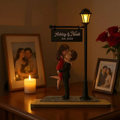 Romantic Couples Wooden Plaque – Hugging Under the Streetlight, Perfect Gift for Anniversary or Valentine’s Day
