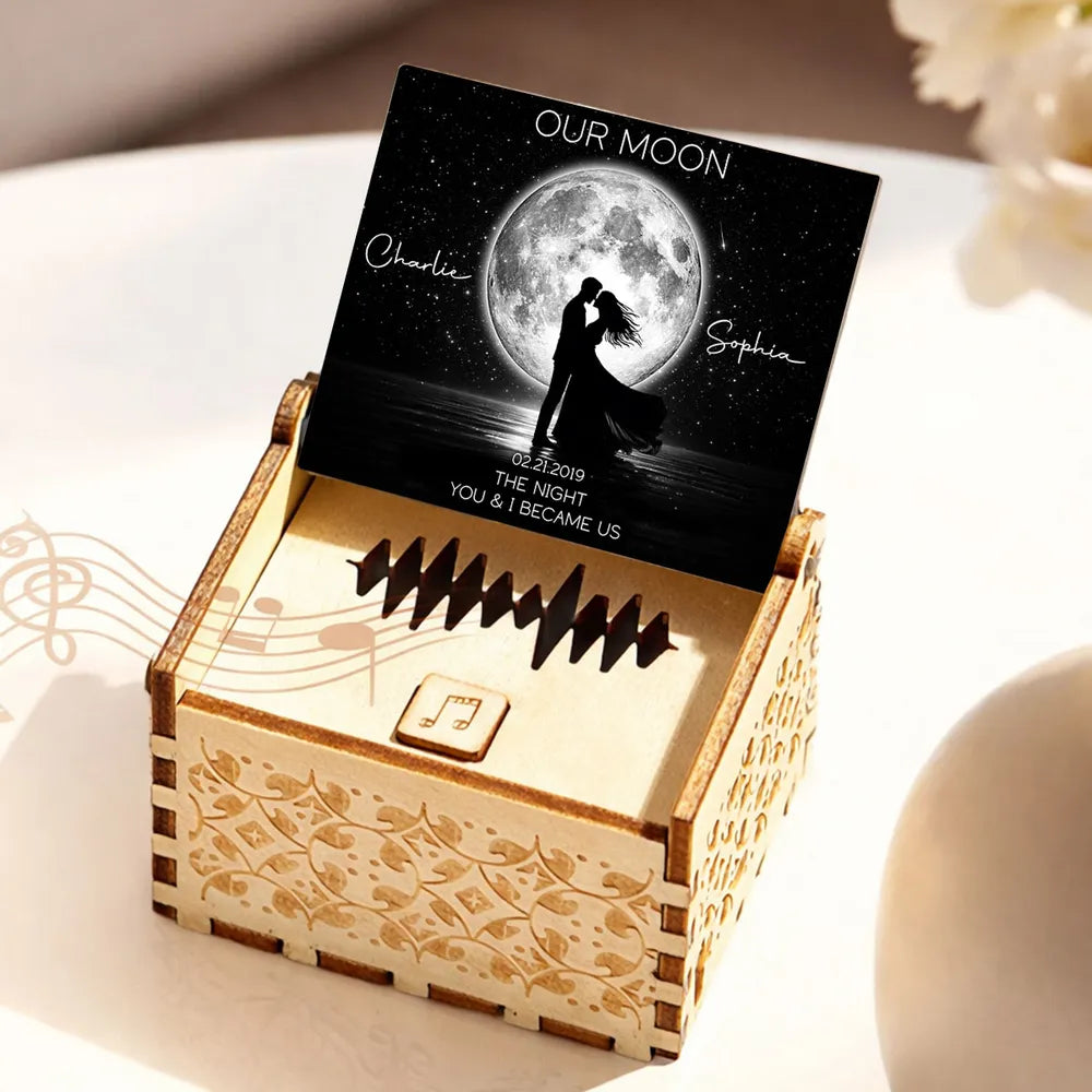 Personalized Wooden Music Box with Moonlit Kissing Couple Design, Unique Romantic Gift for Wife or Husband