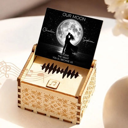 Personalized Wooden Music Box with Moonlit Kissing Couple Design, Unique Romantic Gift for Wife or Husband