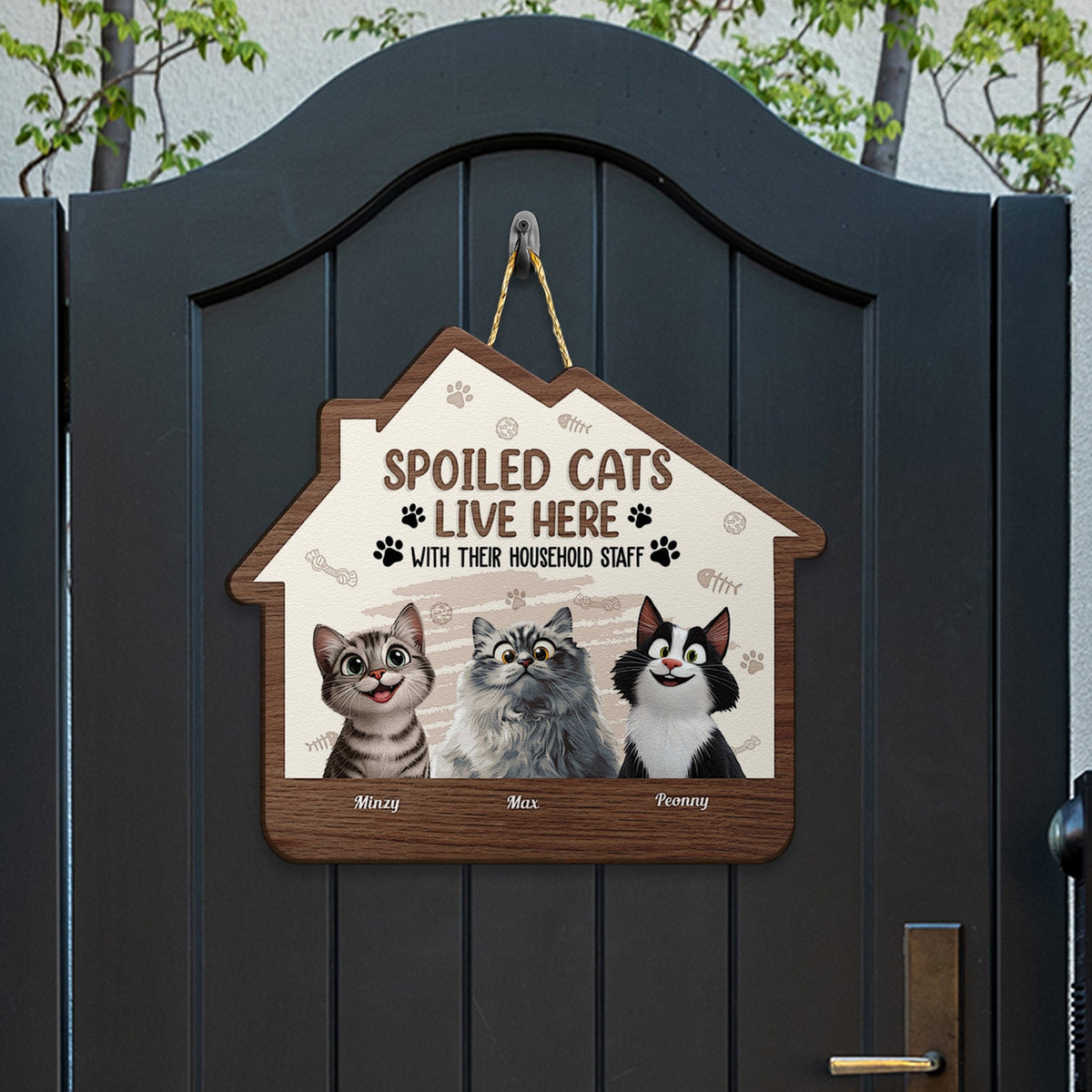 Spoiled Cats Live Here – Fun Wooden Sign with Customizable Pet Names for Cat Lovers