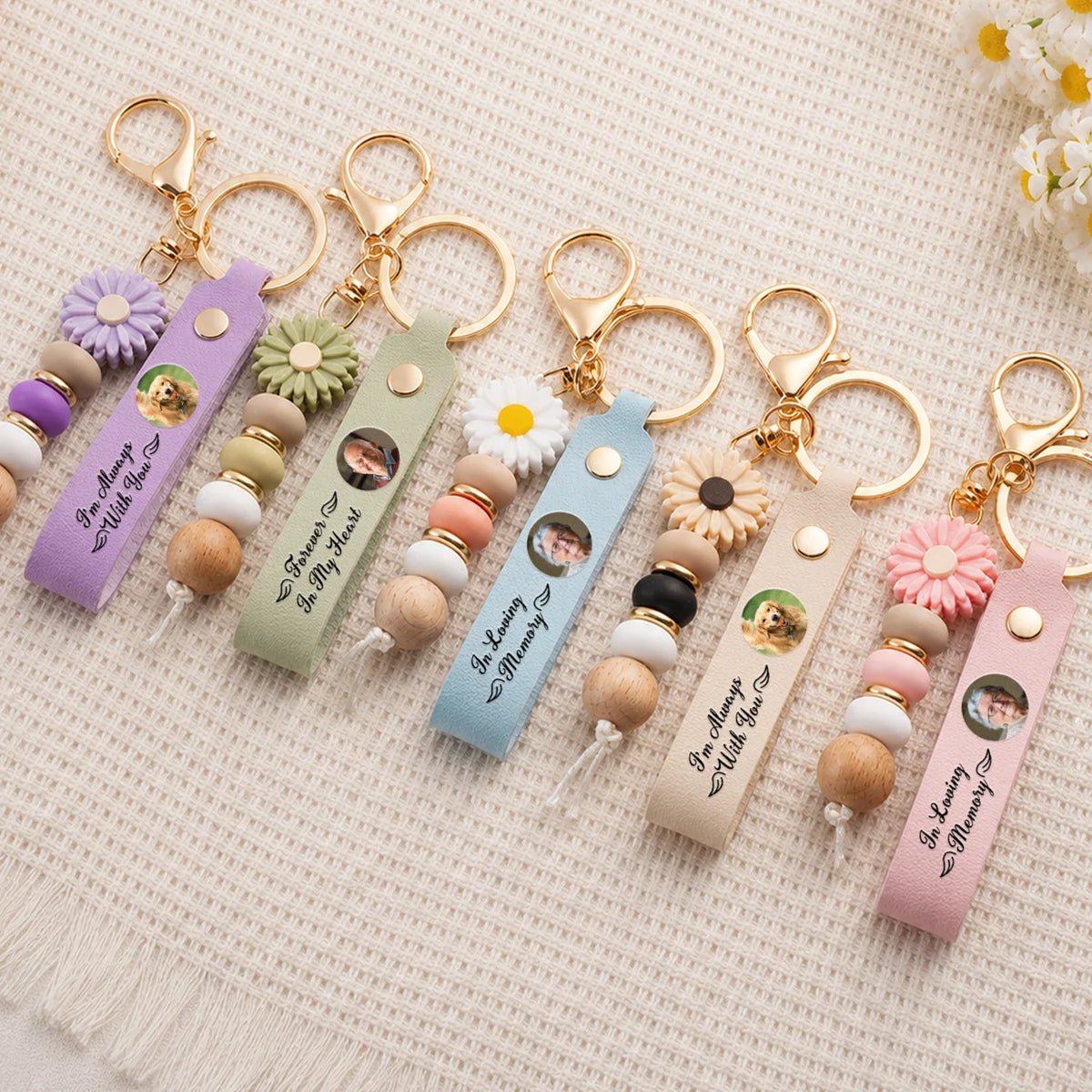 In Loving Memory PU Leather Daisy Keychain, Personalized Pink Floral Keepsake, Creative Gift for Family to Carry Daily